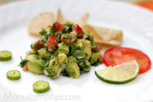 https://www.mamalatinatips.com/wp-content/uploads/2012/03/Guacamole-mamalatinatips.jpg.webp