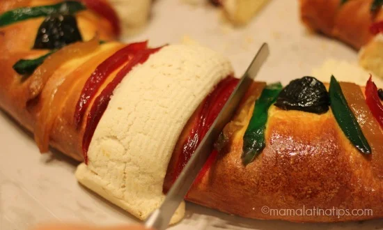 Cutting the rosca de reyes