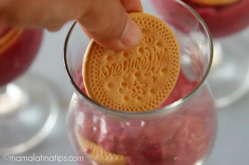 Creando capas de sabor con galletas marías en este Postre Helado de Zarzamora