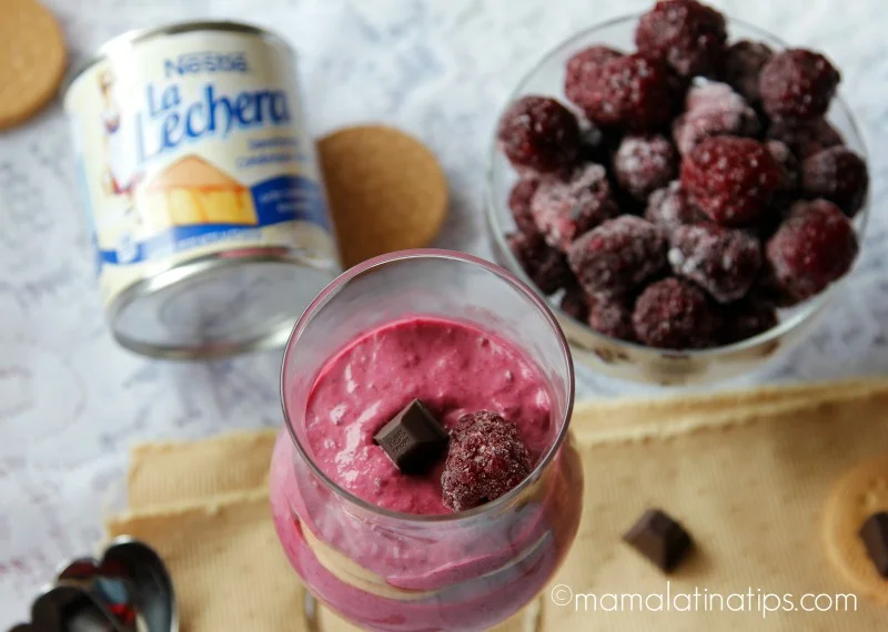 Postre Helado de Zarzamora preparado con leche condensada La Lechera, zarzamoras, jugo de limón, crema para batir y galletas marías