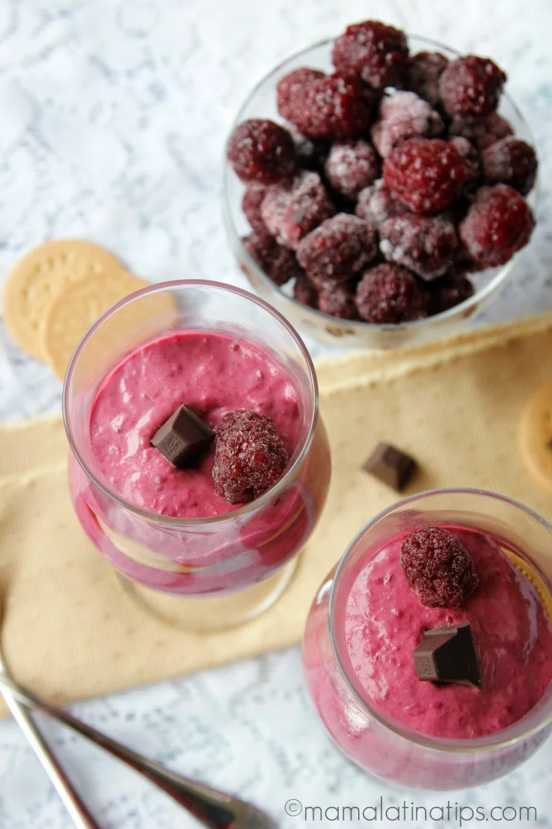 Postre helado de zarzamoras decorado con chocolate amargo y zarzamoras congeladas - mamalatinatips.com