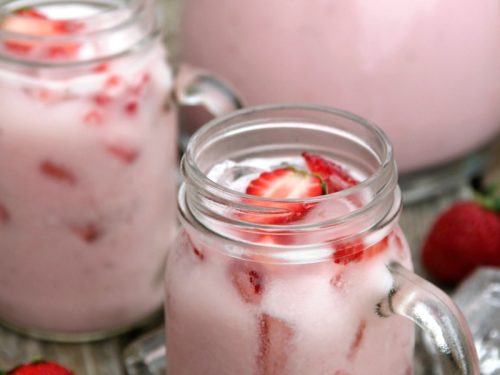 Refréscate con una jarra de agua de horchata y fresas