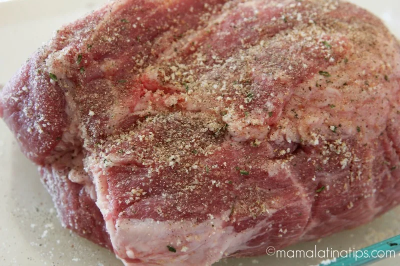 Paleta de cerdo sazonada con sal de ajo y pimienta - mamalatinatips.com