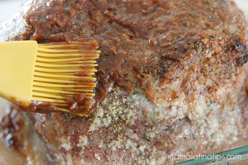 Cubriendo paleta de cerdo con un glaseado de tamarindo - mamalatinatips.com