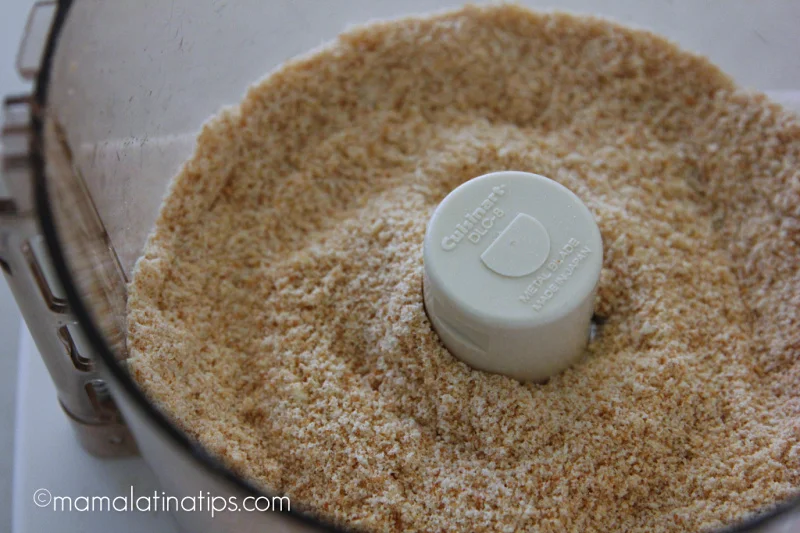 Galletas molidas en un procesor de alimentos. 