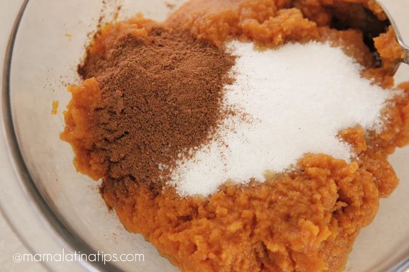 Puré de calabaza de castilla, canela y azúcar en un tazón de cristal. 