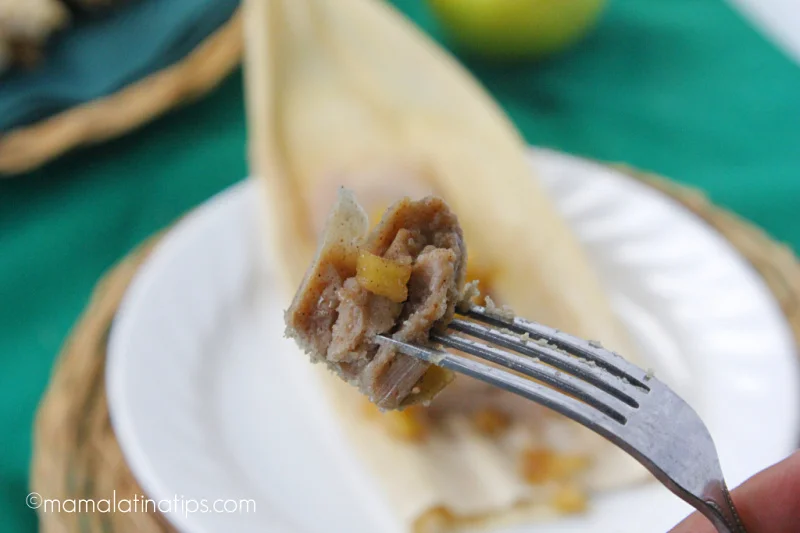Un tenedor con un pedazo de tamal de manzana.