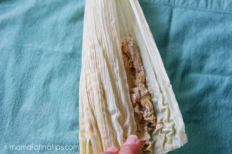 cerrando la hoja de tamal