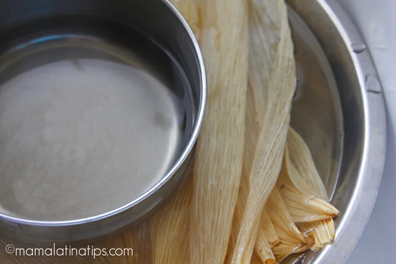 Hojas de tamal remojándose
