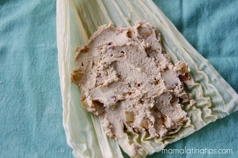 masa de tamal en hoja de maíz