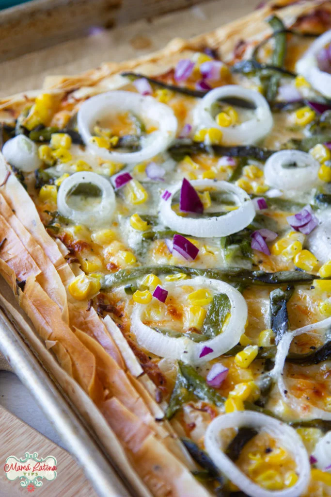 Tarta de chile poblano con cebolla y elote 