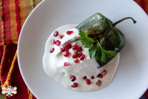 chile en nogada en plato blanco