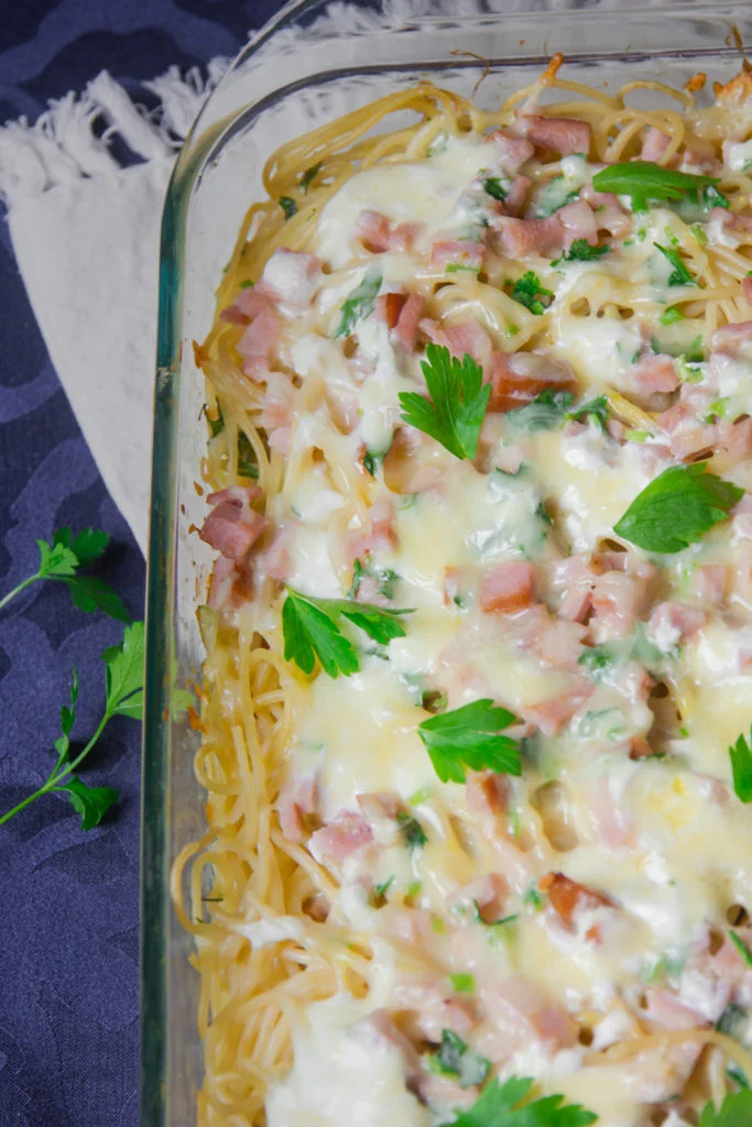 refractario con espagueti con queso, jamón y perejil