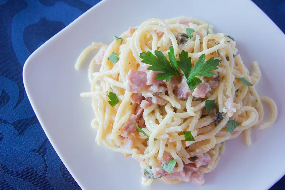 Espagueti con jamón y perejil