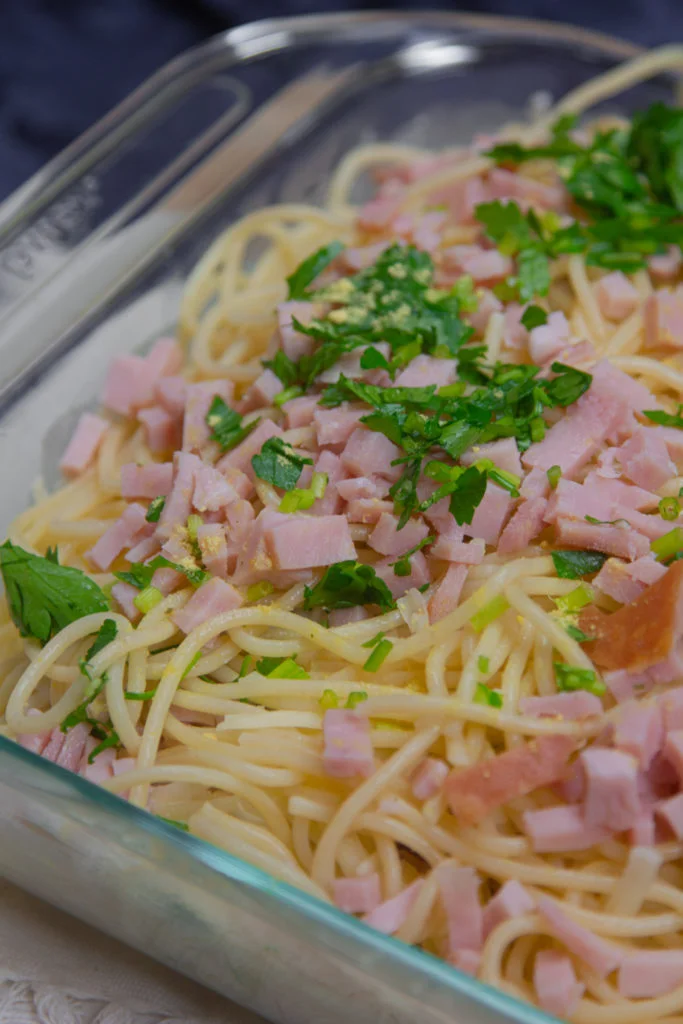 espagueti con jamón y perejil