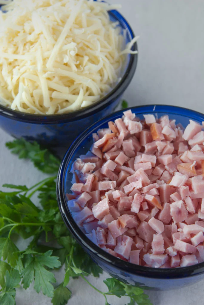 jamón, queso rallado y perejil