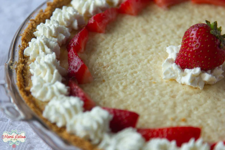 pay de queso con fresas y crema batida