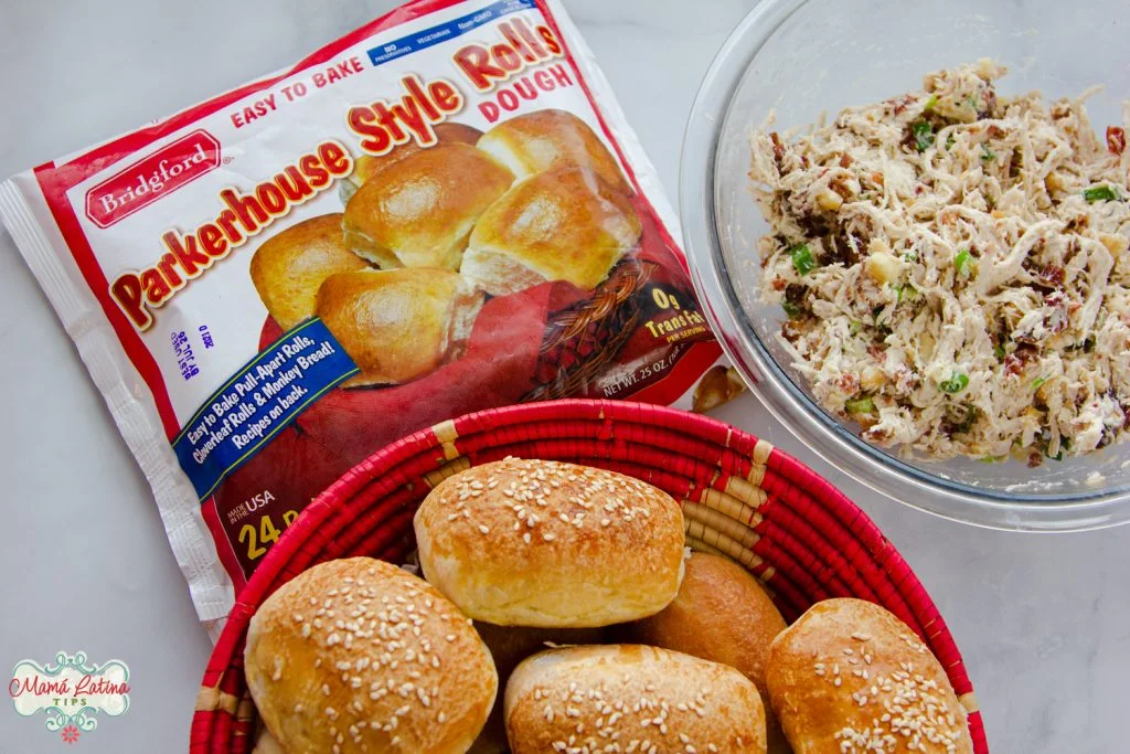 Bolsa de Parkerhouse Style Rolls de Bridgford junto a pan co ajonjolí y una ensalada de pollo
