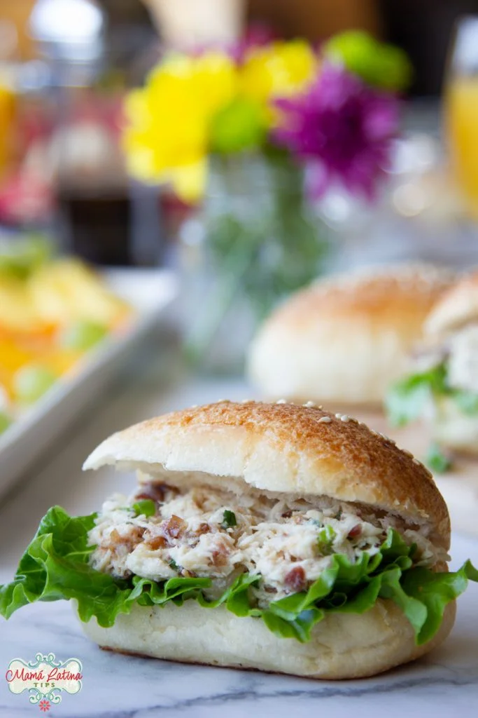 Sandwich de ensalada de pollo con tocino, dátiles y macadamias