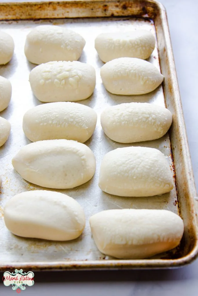 Parkerhouse style rolls en una charola para hornear, leudados.